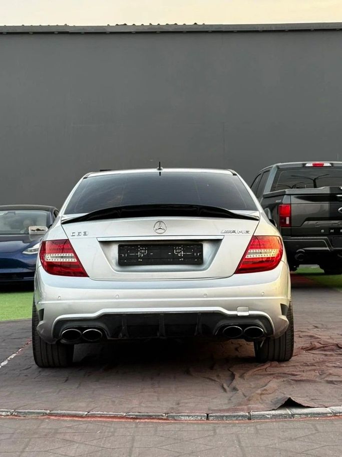 Подержанный Mercedes-Benz C-Class AMG 63 AMG III (W204), 6.2 л, 2009 в Аджмане от Abu Rashid Cars  Серый цвет. Американская | AUTO.AE
