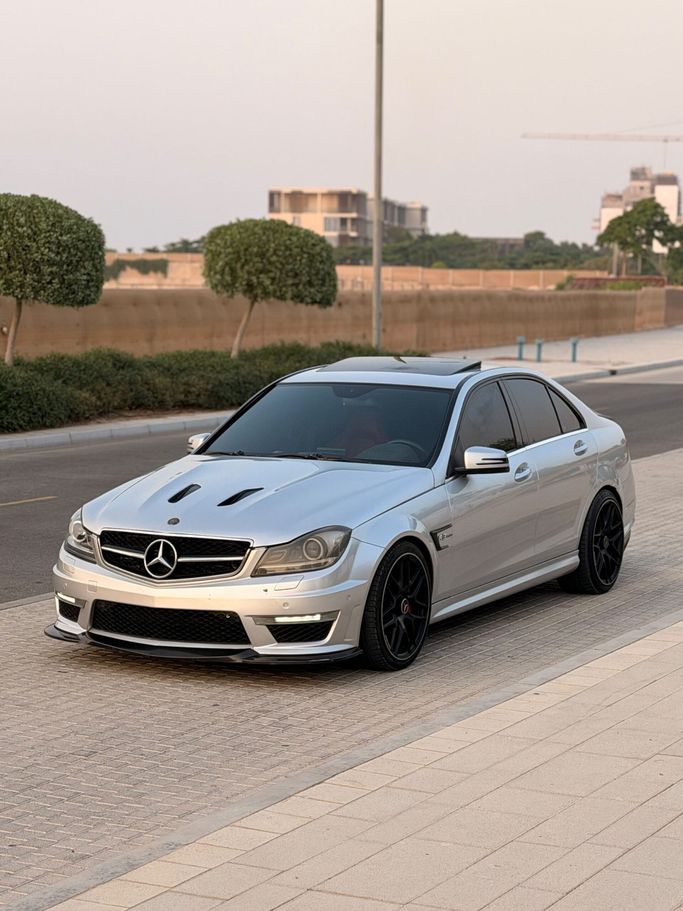 مستعملة ⁦Mercedes-Benz C-Class AMG 63 AMG III (W204)، 6.2 l، 2009⁩ في في الإمارات, عجمان من DEAL CARS، اللون فضي. مواصفات الخليج | AUTO.AE | إعلان #288139