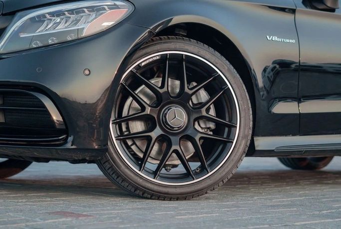 Подержанный Mercedes-Benz C-Class 300 IV (W205) Рестайлинг, 2.0 л, 2019 в Аджмане от AMG Cars Черный цвет. Американская | AUTO.AE