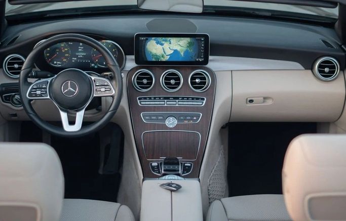 Подержанный Mercedes-Benz C-Class 300 IV (W205) Рестайлинг, 2.0 л, 2019 в Аджмане от AMG Cars Черный цвет. Американская | AUTO.AE