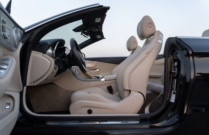 Подержанный Mercedes-Benz C-Class 300 IV (W205) Рестайлинг, 2.0 л, 2019 в Аджмане от AMG Cars Черный цвет. Американская | AUTO.AE