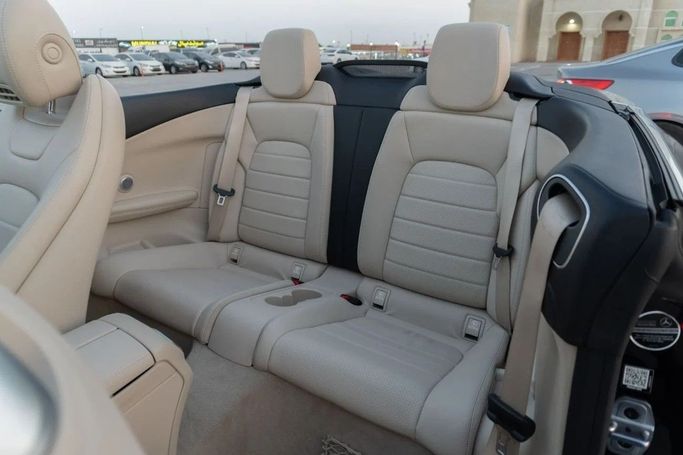 Подержанный Mercedes-Benz C-Class 300 IV (W205) Рестайлинг, 2.0 л, 2019 в Аджмане от AMG Cars Черный цвет. Американская | AUTO.AE