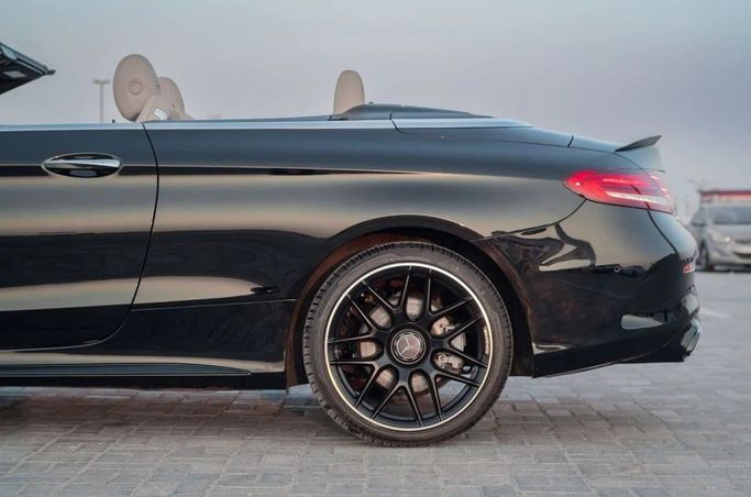 Подержанный Mercedes-Benz C-Class 300 IV (W205) Рестайлинг, 2.0 л, 2019 в Аджмане от AMG Cars Черный цвет. Американская | AUTO.AE
