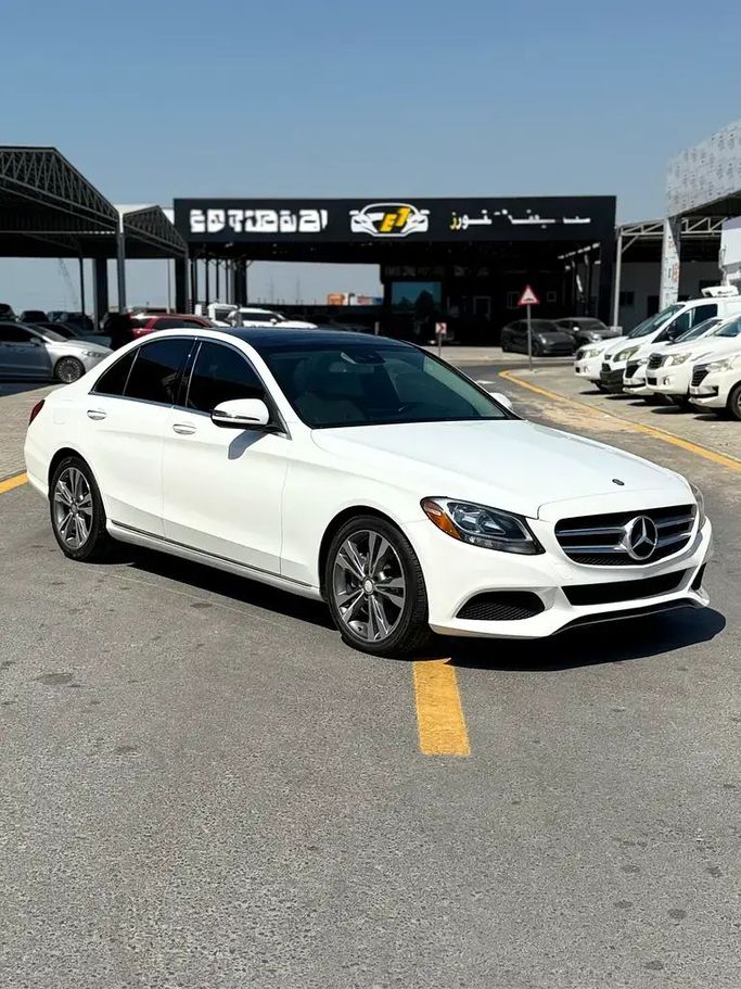 Подержанный Mercedes-Benz C-Class 300 IV (W205), 2.0 л, 2016 в Аджмане от Al Hilal Motors Белый цвет. Американская | AUTO.AE