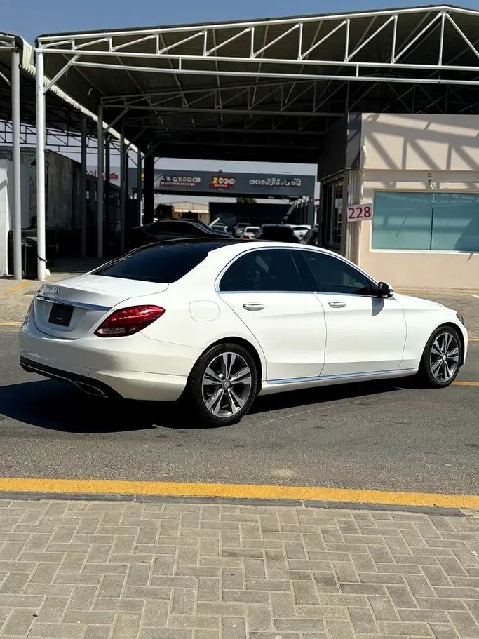 Подержанный Mercedes-Benz C-Class 300 IV (W205), 2.0 л, 2016 в Аджмане от Al Hilal Motors Белый цвет. Американская | AUTO.AE