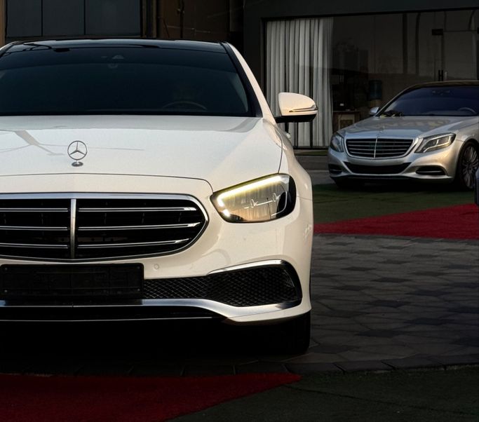 مستعملة ⁦Mercedes-Benz E-Class AMG 53 AMG عملية فيس ليفت V (W213)، 3.0 l، 2021⁩ في في الإمارات, عجمان، اللون أبيض. مواصفات الخليج | AUTO.AE | إعلان #289708