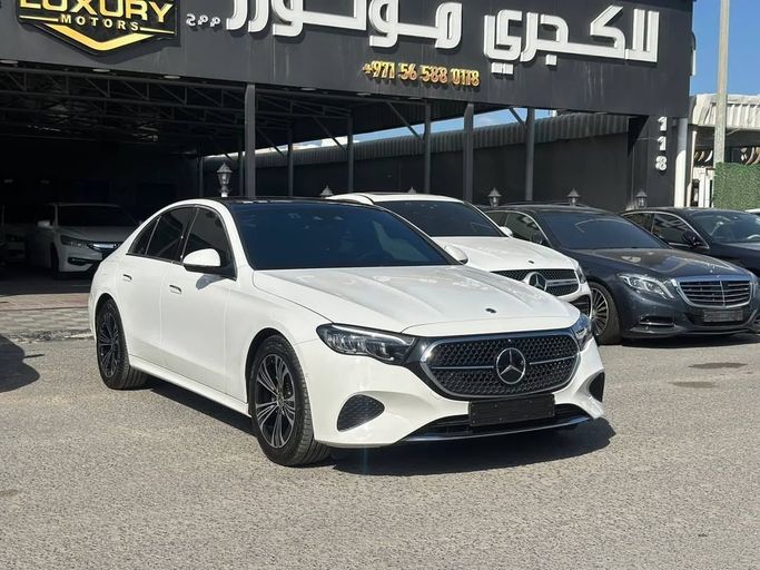 مستعملة Mercedes-Benz E-Class 200 السادس (W214، S214), 2.0 l, 2024 في في عجمان من Luxury Motors، اللون أبيض. المواصفات الكورية | AUTO.AE