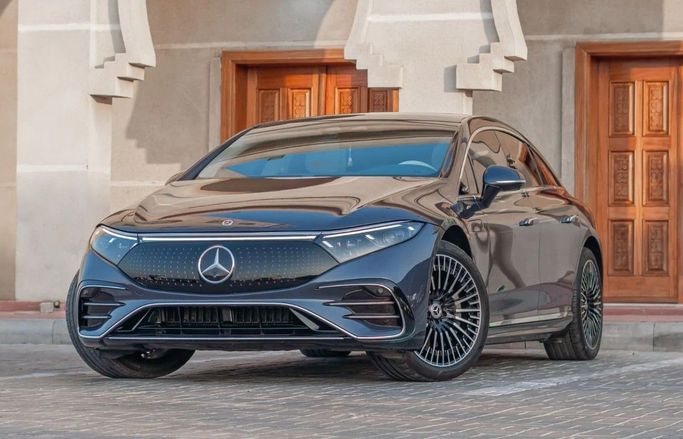 Подержанный Mercedes-Benz EQS 450+, 2023 в Аджмане от AMG Cars Синий цвет. GCC | AUTO.AE