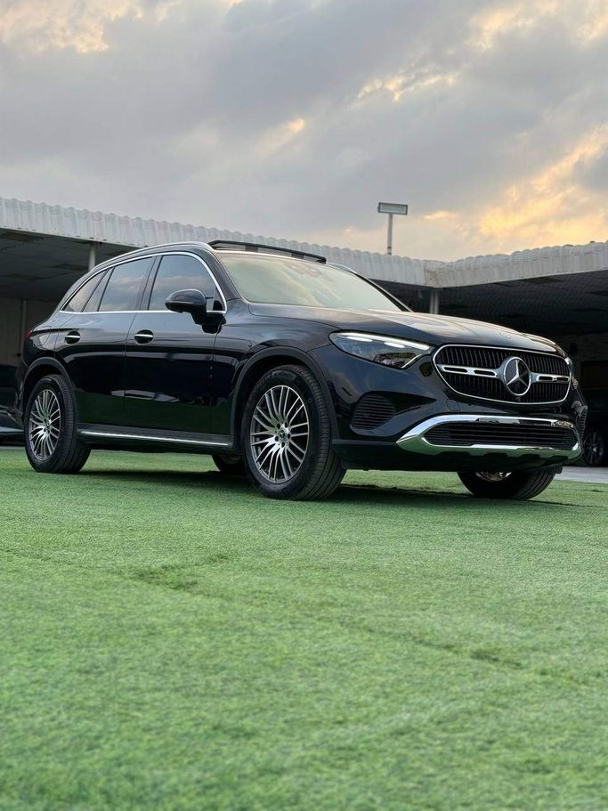 Подержанный Mercedes-Benz GLC 200 II (X254), 2.0 л, 2025 в Аджмане от Syria Motors Черный цвет. Корейская | AUTO.AE