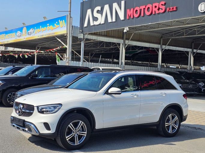 Подержанный Mercedes-Benz GLC 300 I (X253) Рестайлинг, 2.0 л, 2022 в Аджмане от Asan Motors Белый цвет. Американская | AUTO.AE