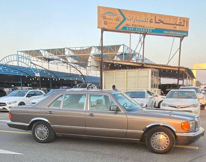 Used Mercedes-Benz S-Class 560 II (W126) Facelift, 5.5 l, 1990 in Ajman by AL FAYHA CARS, Golden color. American Specs | AUTO.AE | Listing #264162