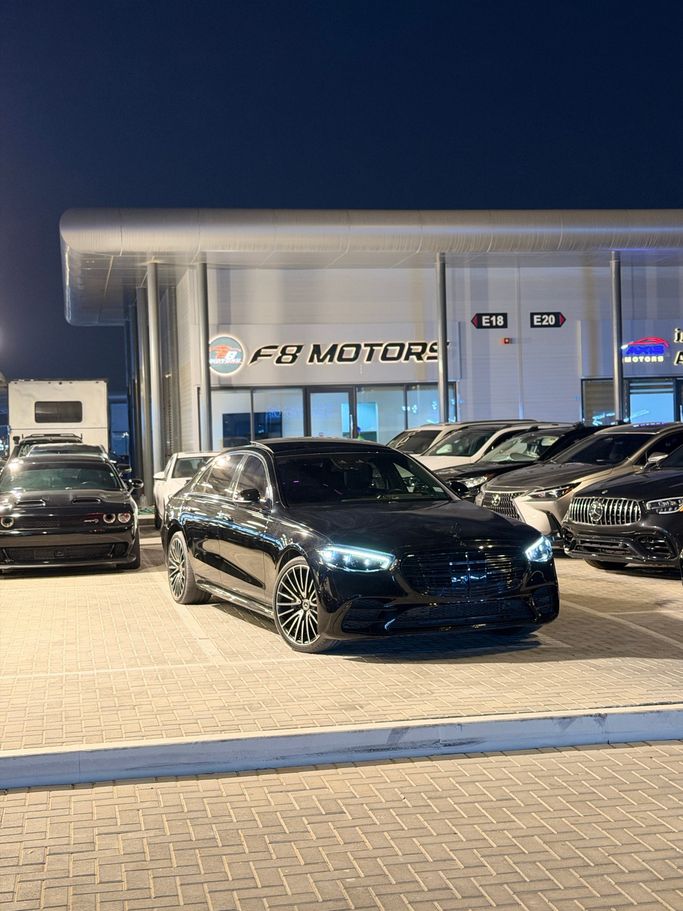 مستعملة Mercedes-Benz S-Class 580 4MATIC سابعاً (W223), 4.0 l, 2022 في في الإمارات, عجمان من F8 MOTORS، اللون أسود. المواصفات الأمريكية | AUTO.AE | إعلان #275732