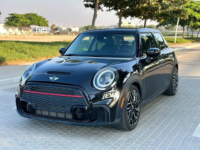 مستعملة MINI Hatch Cooper S عملية فيس ليفت III (F55/F56) 2, 2.0 l, 2022 في في عجمان من BLACK HORSE MOTORS، اللون أسود. المواصفات الأمريكية | AUTO.AE