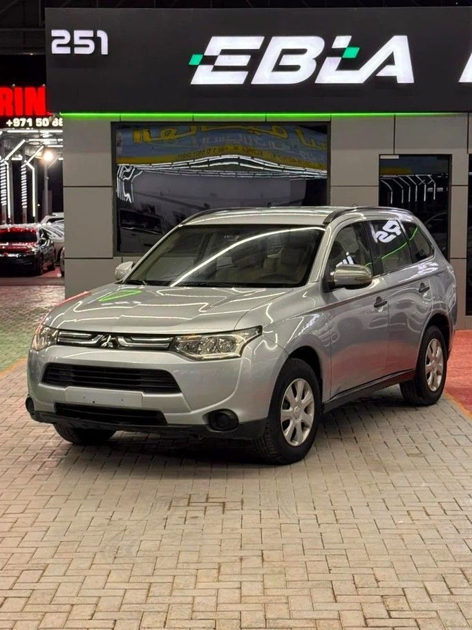 Подержанный Mitsubishi Outlander III, 2.4 л, 2013 в Аджмане от EBLA MOTORS FZE Серебристый цвет. GCC | AUTO.AE