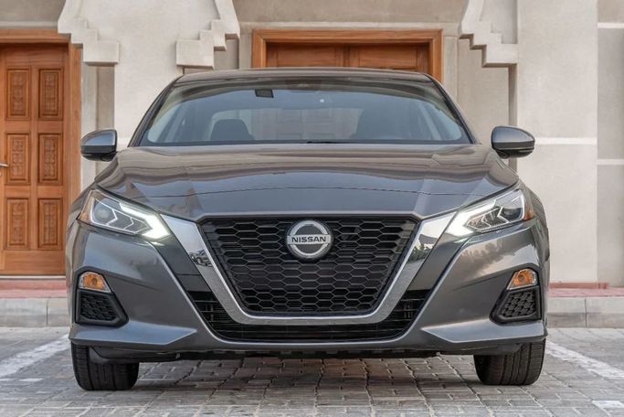 Подержанный Nissan Altima VI (L34), 2.5 л, 2022 в Аджмане от AMG Cars Серый цвет. Американская | AUTO.AE