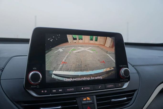 Подержанный Nissan Altima VI (L34), 2.5 л, 2022 в Аджмане от AMG Cars Серый цвет. Американская | AUTO.AE