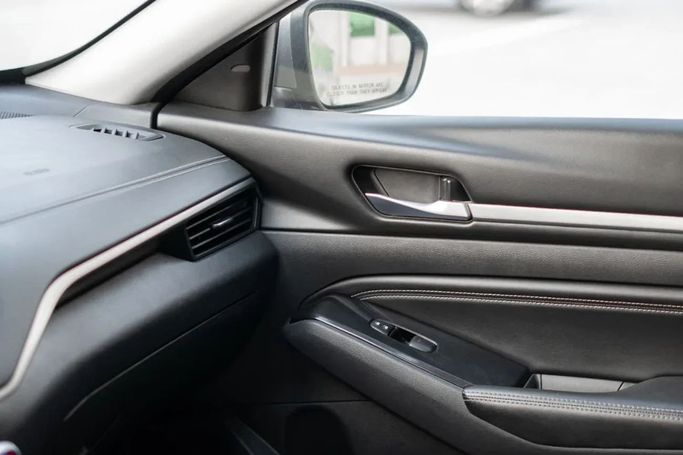 Подержанный Nissan Altima VI (L34), 2.5 л, 2022 в Аджмане от AMG Cars Серый цвет. Американская | AUTO.AE