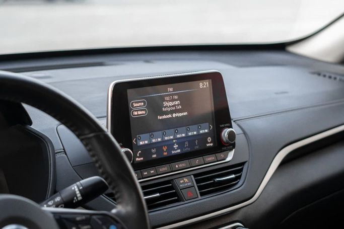 Подержанный Nissan Altima VI (L34), 2.5 л, 2022 в Аджмане от AMG Cars Серый цвет. Американская | AUTO.AE