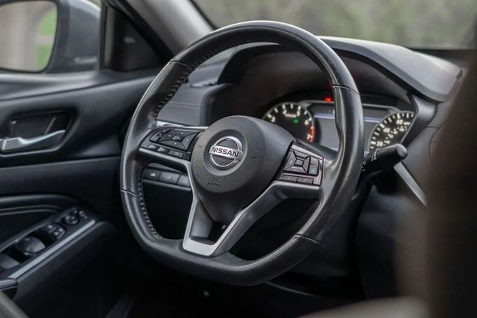 Подержанный Nissan Altima VI (L34), 2.5 л, 2022 в Аджмане от AMG Cars Серый цвет. Американская | AUTO.AE