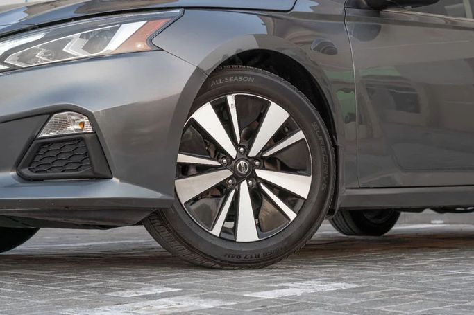 Подержанный Nissan Altima VI (L34), 2.5 л, 2022 в Аджмане от AMG Cars Серый цвет. Американская | AUTO.AE