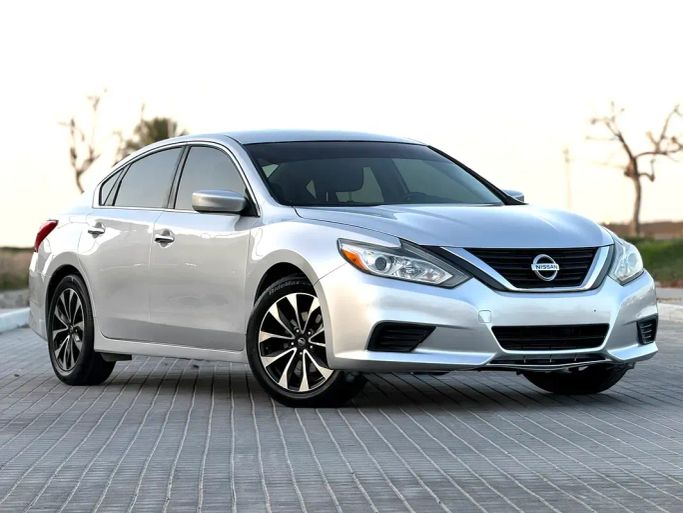 مستعملة Nissan Altima عملية فيس ليفت V (L33), 2.5 l, 2016 في في عجمان من AL KHOBARA USED CARS TRD، اللون فضي. المواصفات الأمريكية | AUTO.AE
