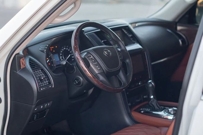 Подержанный Nissan Armada II Рестайлинг, 5.6 л, 2020 в Аджмане от AMG Cars Белый цвет. Американская | AUTO.AE