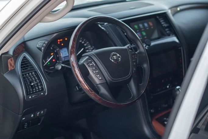 Подержанный Nissan Armada II Рестайлинг, 5.6 л, 2020 в Аджмане от AMG Cars Белый цвет. Американская | AUTO.AE