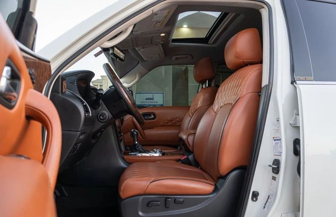 Подержанный Nissan Armada II Рестайлинг, 5.6 л, 2020 в Аджмане от AMG Cars Белый цвет. Американская | AUTO.AE