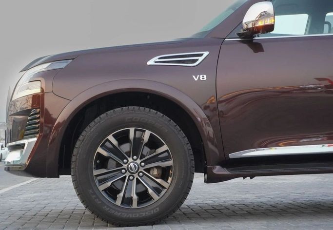 Подержанный Nissan Armada II, 5.6 л, 2018 в Аджмане от AMG Cars Коричневый цвет. Американская | AUTO.AE