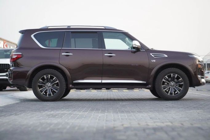 Подержанный Nissan Armada II, 5.6 л, 2018 в Аджмане от AMG Cars Коричневый цвет. Американская | AUTO.AE