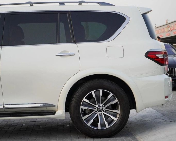 Подержанный Nissan Armada II Рестайлинг, 5.6 л, 2020 в Аджмане от AMG Cars Белый цвет. Американская | AUTO.AE