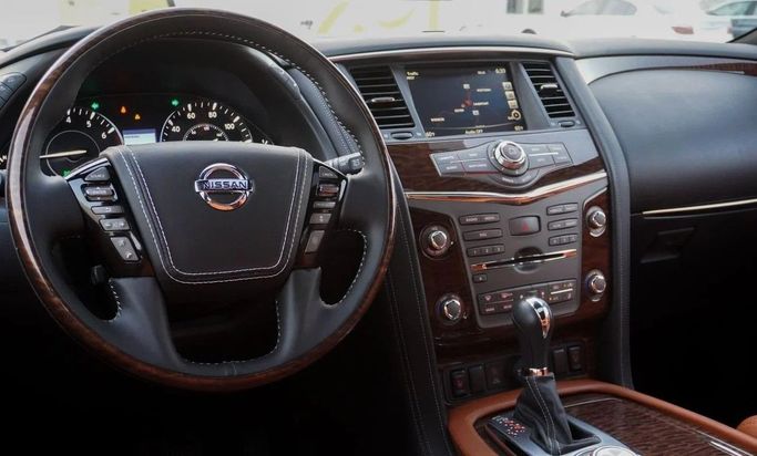 Подержанный Nissan Armada II Рестайлинг, 5.6 л, 2020 в Аджмане от AMG Cars Белый цвет. Американская | AUTO.AE