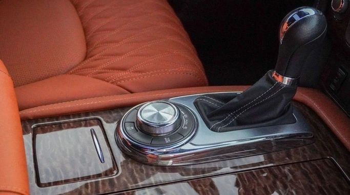 Подержанный Nissan Armada II Рестайлинг, 5.6 л, 2020 в Аджмане от AMG Cars Белый цвет. Американская | AUTO.AE