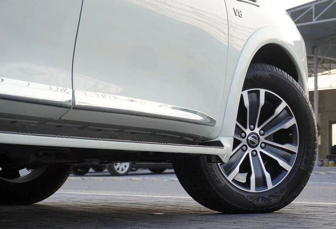 Подержанный Nissan Armada II Рестайлинг, 5.6 л, 2020 в Аджмане от AMG Cars Белый цвет. Американская | AUTO.AE