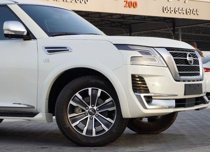 Подержанный Nissan Armada II Рестайлинг, 5.6 л, 2020 в Аджмане от AMG Cars Белый цвет. Американская | AUTO.AE