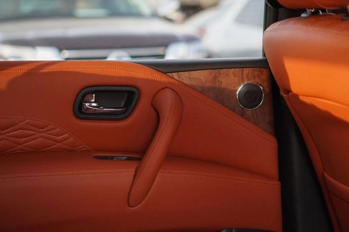 Подержанный Nissan Armada II Рестайлинг, 5.6 л, 2021 в Аджмане от AMG Cars Черный цвет. Американская | AUTO.AE