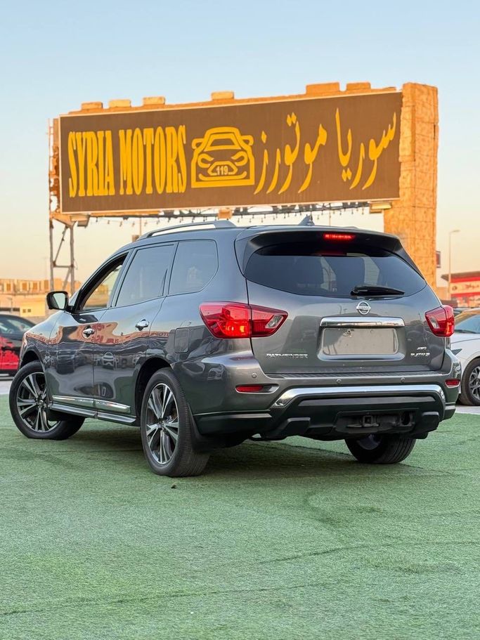 Подержанный Nissan Pathfinder IV Рестайлинг, 3.5 л, 2019 в Аджмане от Syria Motors Серый цвет. Американская | AUTO.AE