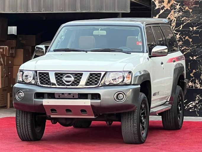 Подержанный Nissan Patrol V (Y61) Рестайлинг, 4.8 л, 2021 в Аджмане от Abu Rashid Cars  Белый цвет. GCC | AUTO.AE