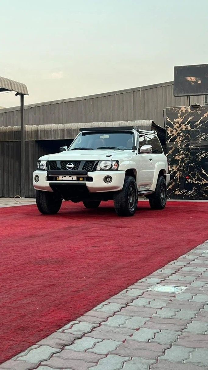 Подержанный Nissan Patrol V (Y61) Рестайлинг, 4.8 л, 2018 в Аджмане от Abu Rashid Cars  Белый цвет. Other | AUTO.AE