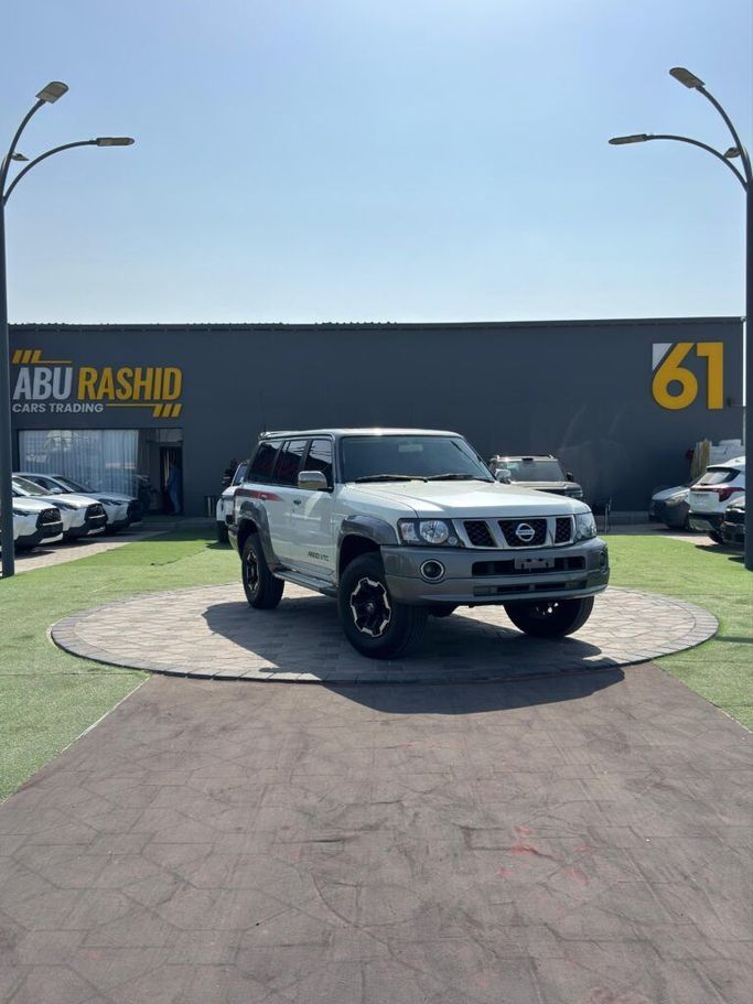مستعملة Nissan Patrol عملية شد الوجه V (Y61), 4.8 l, 2017 في في عجمان من DEAL CARS، اللون أبيض. مواصفات الخليج | AUTO.AE