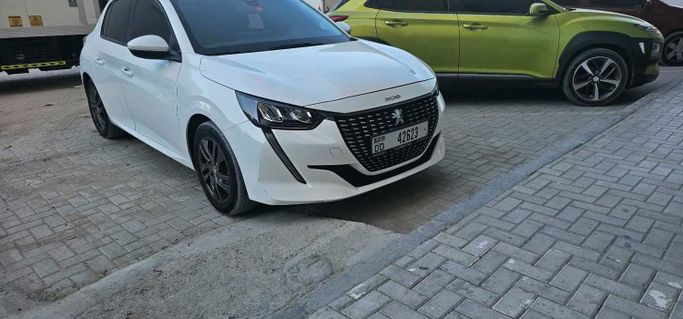 مستعملة Peugeot 208 ثانياً, 1.2 l, 2022 في في عجمان من AL AREF MOTORS FZC، اللون أبيض. أخرى | AUTO.AE