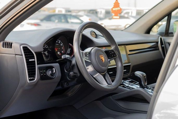 Подержанный Porsche Cayenne III, 3.0 л, 2019 в Аджмане от AMG Cars Белый цвет. Канадская | AUTO.AE