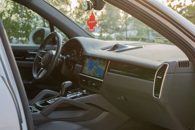 Подержанный Porsche Cayenne III, 3.0 л, 2019 в Аджмане от AMG Cars Белый цвет. Канадская | AUTO.AE