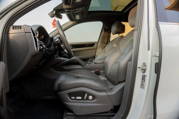 Подержанный Porsche Cayenne III, 3.0 л, 2019 в Аджмане от AMG Cars Белый цвет. Канадская | AUTO.AE