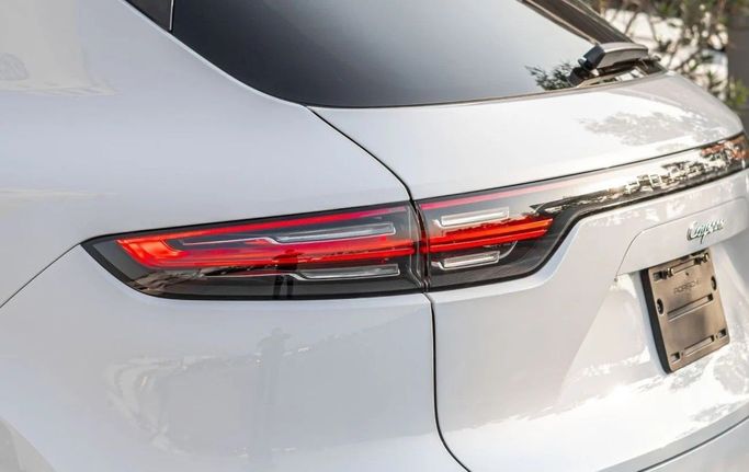 Подержанный Porsche Cayenne III, 3.0 л, 2019 в Аджмане от AMG Cars Белый цвет. Канадская | AUTO.AE