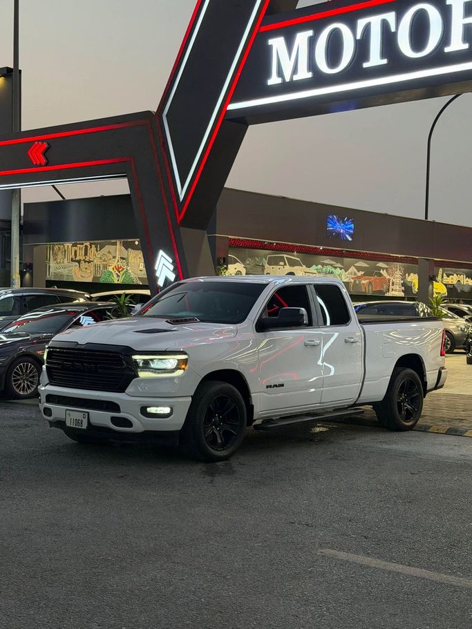 Подержанный RAM 1500 IV (DS/DJ), 5.7 л, 2021 в Аджмане от Syria Motors Белый цвет. Американская | AUTO.AE