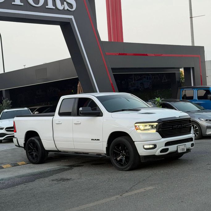 Подержанный RAM 1500 IV (DS/DJ), 5.7 л, 2021 в Аджмане от Syria Motors Белый цвет. Американская | AUTO.AE
