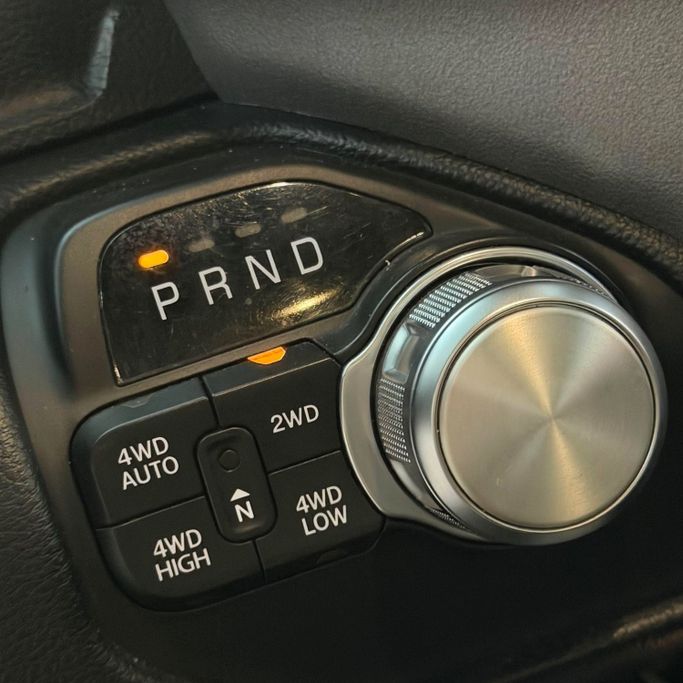 Подержанный RAM 1500 IV (DS/DJ), 5.7 л, 2021 в Аджмане от Syria Motors Белый цвет. Американская | AUTO.AE