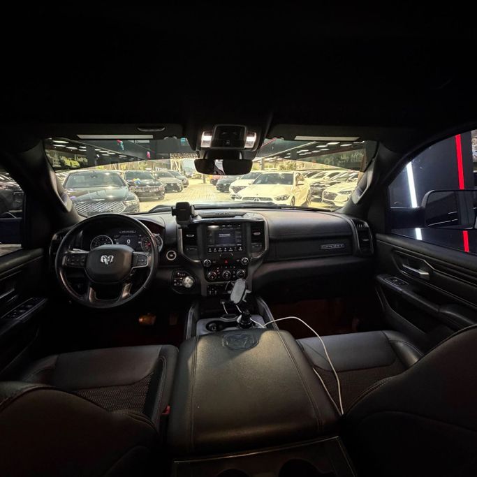 Подержанный RAM 1500 IV (DS/DJ), 5.7 л, 2021 в Аджмане от Syria Motors Белый цвет. Американская | AUTO.AE