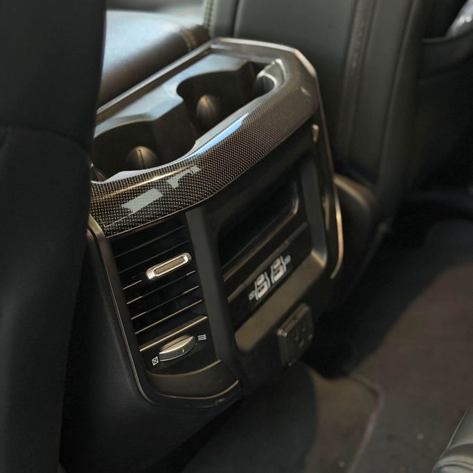 Подержанный RAM 1500 IV (DS/DJ), 5.7 л, 2021 в Аджмане от Syria Motors Белый цвет. Американская | AUTO.AE